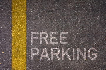 "Free parking" auf dem Asphalt