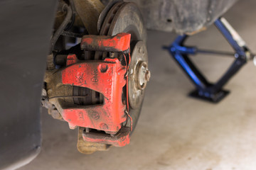 Aufgebocktes Auto für Reifenwechsel, Bremsanlage