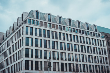 Obraz premium Corner view of modern apartment building