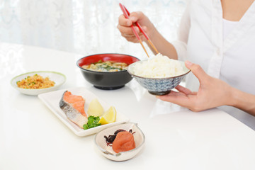 食事を楽しむ女性