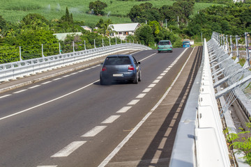 barbelés anti-suicides sur pont de l'Entre-Deux, île de la Réunion 