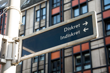 Fototapeta premium Schild 61 - Diskret