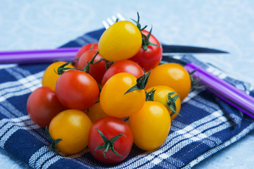 Pomodori ciliegini gialli e rossi