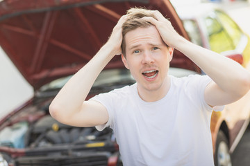 Junger Mann hat Autopanne