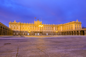 Obraz premium Royal Palace of Madrid,Spain at dusk