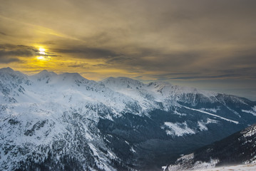 Tatry Zachodnie zimą o zachodzie słońca.