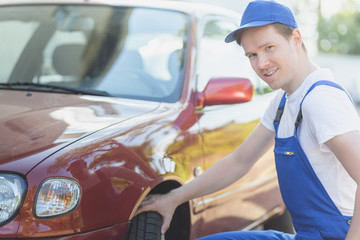 Automechaniker prüft Reifen