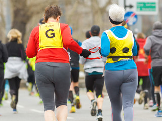 Blinde Frau läuft beim Marathon