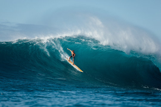Man surfing wave, Waimea Bay, North Shore, Oahu, Hawaii, America, USA
