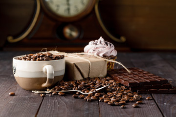 Obraz na płótnie Canvas Coffee beans in cup with dark chocolate