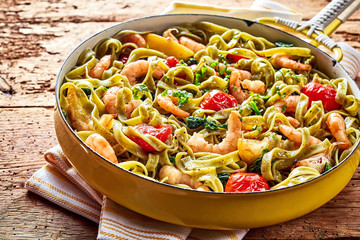 Tagliatelle pasta with shrimp garlic and spinach