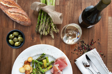 Asparagus with ham and wine © gudrun