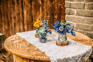 trzy słoiki na stole