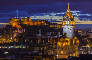 Fototapeta na wymiar Edinburgh Castle and the Balmoral Hotel in Scotland