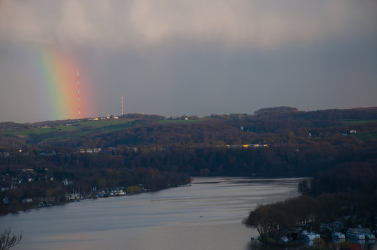 Blick &uuml;ber den Baldeneysee mit Regenbogen am Langenberger Sender