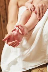Obraz premium Mother with a child in a sauna