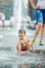 Fototapeta premium baby in the fountain