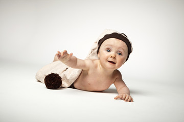 Baby krabbelt zur Mama