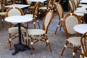 Tische und Stühle eines Straßenbistros in Luxemburg