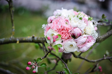 schöner Blumenstrauß im Frühling