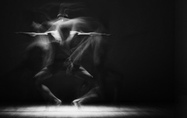 Obraz na płótnie Canvas Ballet dancer in black