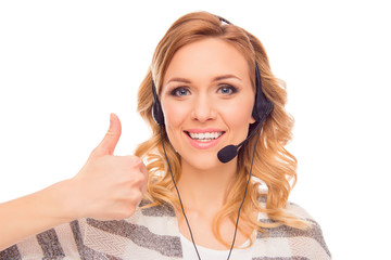 Naklejka premium Cheerful young agent of call center showing thumb up