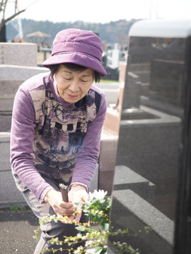 お彼岸にお墓参りをする80歳の母