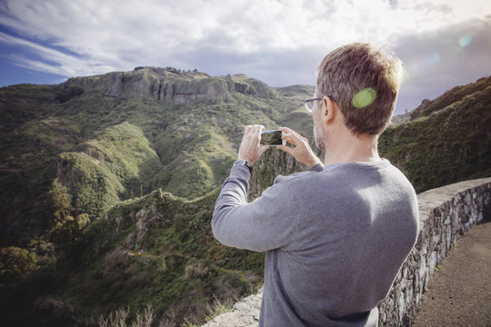 Spain, Canary Islands, Gran Canaria, man taking picture of Vega de San Mateo