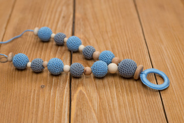 Вязаные бусы для малыша
