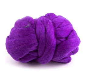 Моток мериносовой шерсти фиолетового цвета на белом фоне
