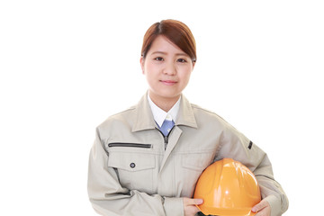 ヘルメットを持つ女性労働者