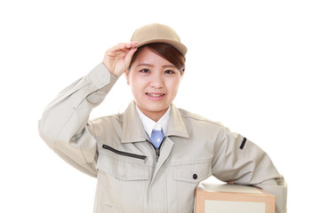 笑顔の女性宅配人