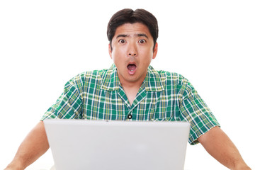 驚いた表情の男性