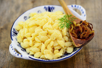 Röstzwiebeln Holzlöffel