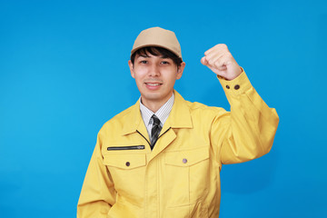 ガッツポーズの作業員