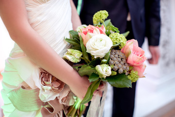 Obraz na płótnie Canvas bride holds bouquet