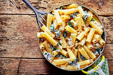 Ricotta pasta with spinach and pine nuts