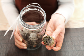  Ręcznie zwijana zielona herbata kwitnąca. © Robert Przybysz