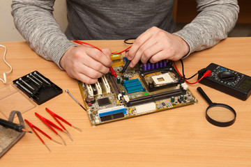 Master is looking for the fault of the motherboard with a multim