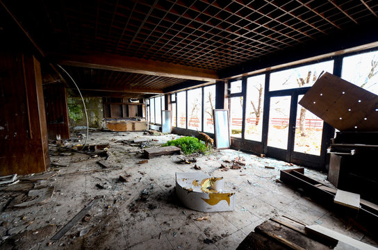 destruction , vandalism of an abandoned comercial building