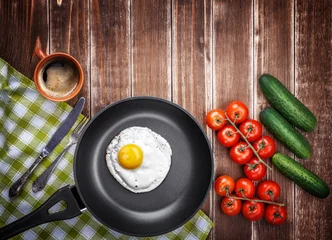 Fototapete Spiegeleier food fried egg pan cucumber tomato