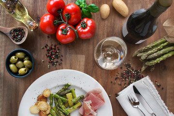 Asparagus with ham, potatoes and wine