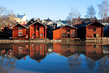 Obraz premium Porvoo, Finland. Classic old wood houses and their reflection in river