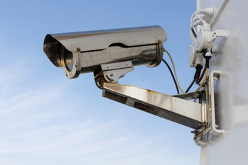 Überwachungskamera vor blauem Himmel