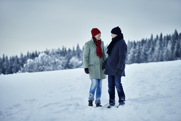 Frau Mann Schnee stehen Hand in Hand