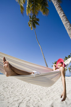 femme dormant dans un hamac &agrave; la plage