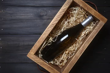 Crédence de cuisine en verre imprimé Bar Wine bottle in a crate
