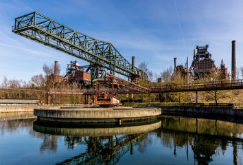 Fototapeta premium Crane hanging over a pond of water