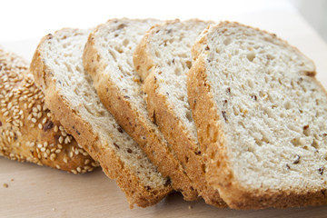 Pane integrale a fette su tagliere di legno