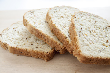 Pane integrale a fette su tagliere di legno